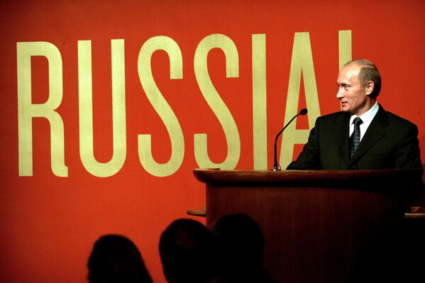 Ông Vladimir Putin tại lễ khai mạc triển lãm Nước Nga! trong Bảo tàng Guggenheim ở New York, năm 2005 - Sputnik Việt Nam