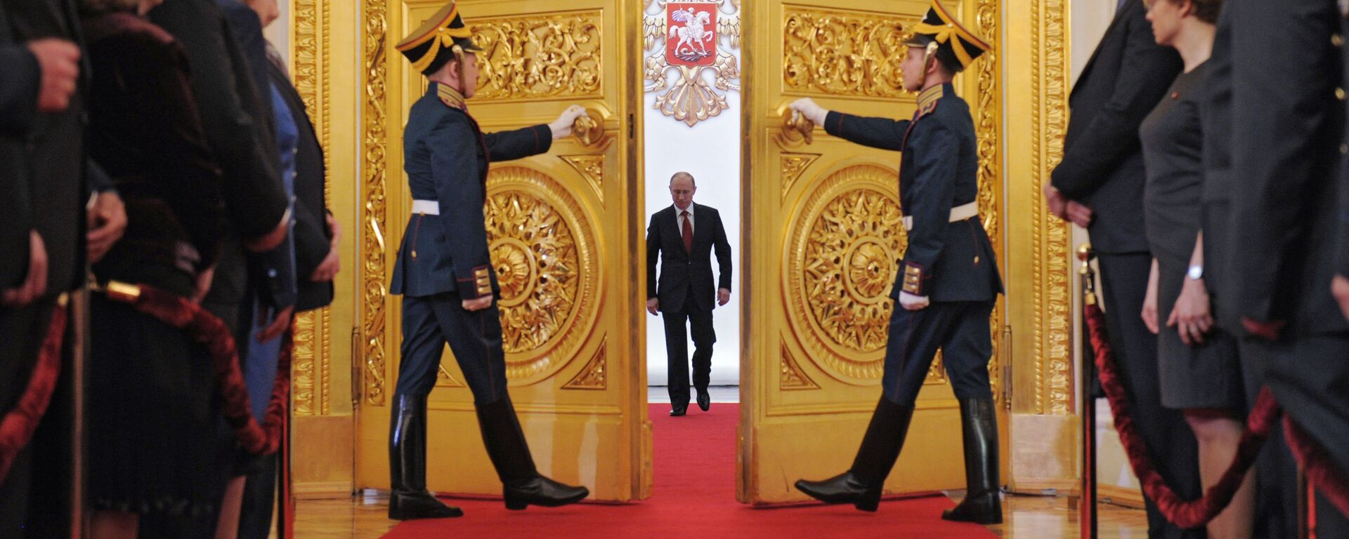 Tổng thống đắc cử Vladimir Putin ở Lễ đường Andreevsky của Đại điện Kremlin trong nghi lễ nhậm chức, năm 2012 - Sputnik Việt Nam, 1920, 07.05.2024