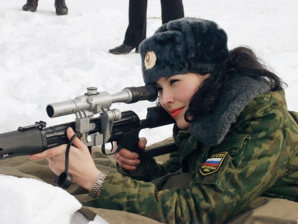 Những người tham gia vòng chung kết cuộc thi quân đội toàn Nga Người đẹp trên thao trường trong quá trình thi bắn - Sputnik Việt Nam