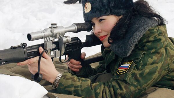 Những người tham gia vòng chung kết cuộc thi quân đội toàn Nga Người đẹp trên thao trường trong quá trình thi bắn - Sputnik Việt Nam