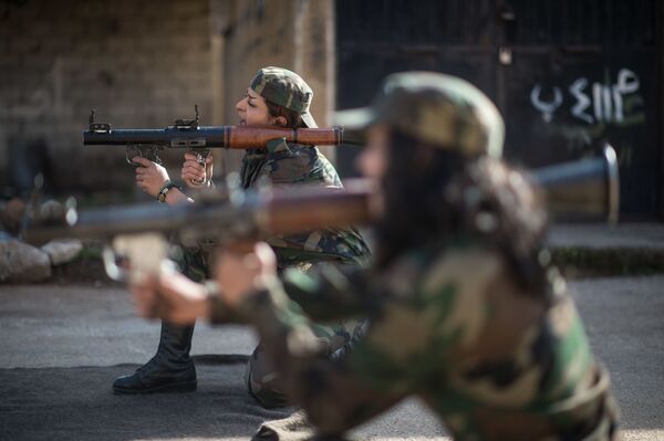 Tình nguyện viên người Syria tham gia đào tạo tại Lữ đoàn huấn luyện số 130 ở ngoại ô thành phố Damascus - Sputnik Việt Nam