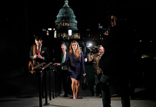 Cựu trợ lý truyền thông của Tổng thống Hoa Kỳ Hope Hicks rời khỏi tòa nhà Quốc hội tại Washington - Sputnik Việt Nam