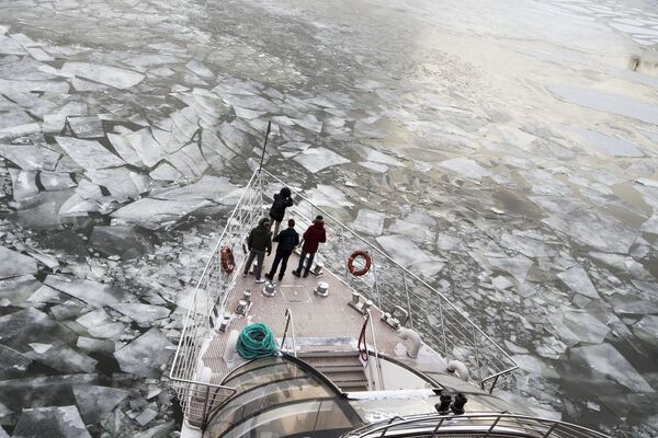 Hành khách trên boong tàu du lịch dọc theo sông Moskva - Sputnik Việt Nam