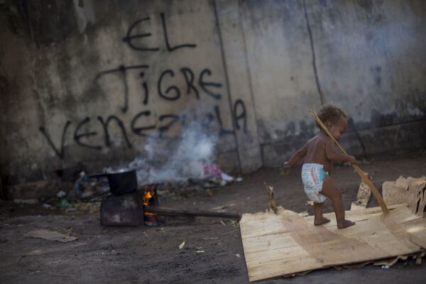 Một đứa trẻ tị nạn Venezuela đang chơi trong nơi trú ẩn tại Boa Vista, Roraima, Braxin - Sputnik Việt Nam