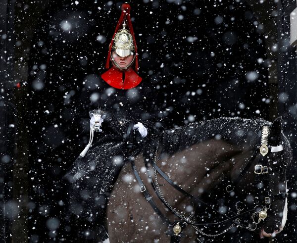 Lĩnh cận vệ trong tuyết rơi tại cuộc diễu hành cưỡi ngựa Hoàng gia ở London - Sputnik Việt Nam