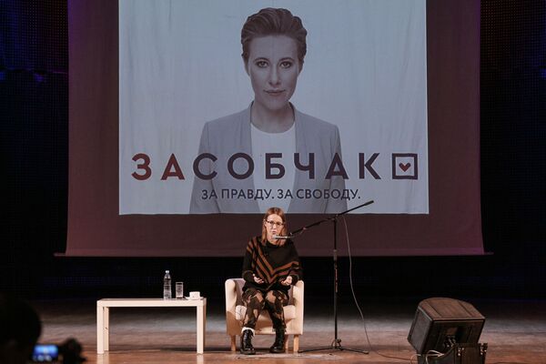 Bà Ksenia Sobchak tiếp xúc với cư dân thành phố Murmansk - Sputnik Việt Nam