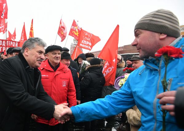 Ông Pavel Grudinin và lãnh đạo đảng Cộng sản Nga Gennady Zyuganov trước lễ đặt vòng hoa ở Lăng Lenin trên Quảng trường Đỏ, Matxcơva. - Sputnik Việt Nam