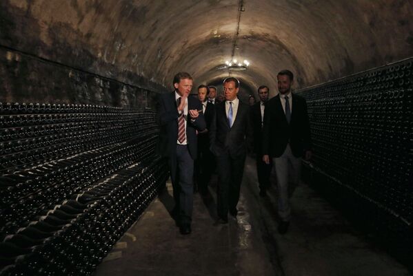 Thủ tướng Chính phủ Nga Dmitry Medvedev tham quan hầm rượu của doanh nghiệp “Abrau-Dyurso” - Sputnik Việt Nam