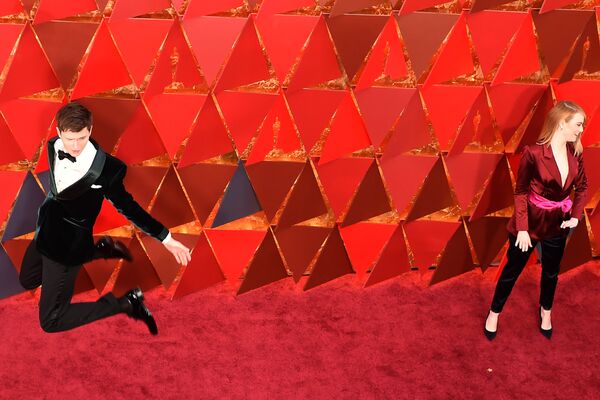 Nam diễn viên Ansel Elgort và nữ diễn viên Emma Stone trên thảm đỏ của lễ trao giải Oscar-2018 - Sputnik Việt Nam