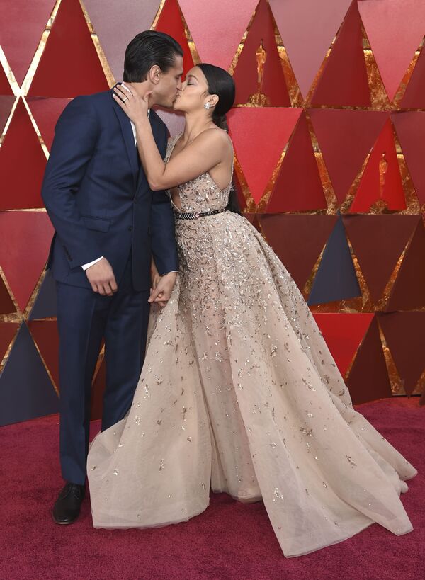 Nam diễn viên Joe LoCicero và nữ diễn viên Gina Rodriguez trên thảm đỏ Oscar-2018 - Sputnik Việt Nam