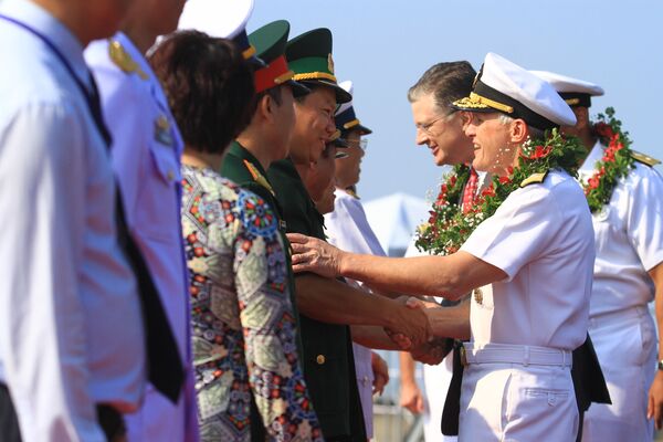 Phó Đô đốc Phillip G. Sawyer chào mừng các đại biểu chính giới Việt Nam trong cuộc đón tiếp tàu sân bay Mỹ Carl Vinson tại cảng Đà Nẵng - Sputnik Việt Nam