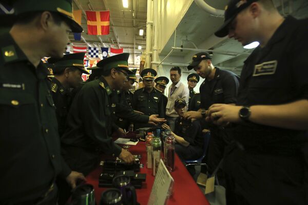 Các sĩ quan Việt Nam trên boong tàu sân bay Hải quân Hoa Kỳ Carl Vinson tại cảng Đà Nẵng Các sĩ quan Việt Nam trên boong tàu sân bay Hải quân Hoa Kỳ Carl Vinson tại cảng Đà Nẵng - Sputnik Việt Nam