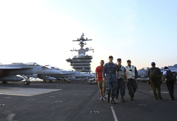 Các sĩ quan Mỹ trên tàu sân bay Hải quân Hoa Kỳ Carl Vinson tại cảng Đà Nẵng, Việt Nam - Sputnik Việt Nam