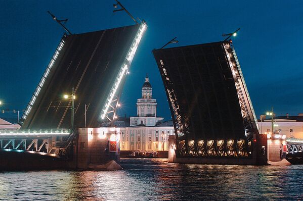 Cầu Cung Điện trên sông Neva ở thành phố St. Petersburg - Sputnik Việt Nam