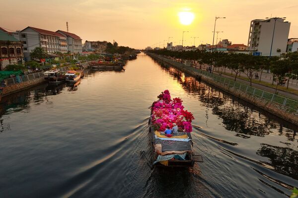 Thuyền hoa trên sông Sài Gòn tại thành phố Hồ Chí Minh, Việt Nam - Sputnik Việt Nam