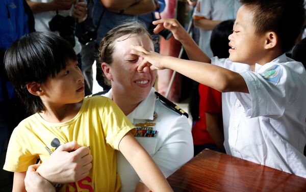 Thủy thủ tàu sân bay USS Carl Vinson chơi với trẻ em bị nhiễm chất độc da cam ở Trung tâm bảo trợ nạn nhân chất độc da cam và trẻ em bất hạnh Thành phố Đà Nẵng. - Sputnik Việt Nam