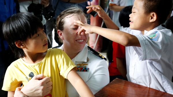 Thủy thủ tàu sân bay USS Carl Vinson chơi với trẻ em bị nhiễm chất độc da cam ở Trung tâm bảo trợ nạn nhân chất độc da cam và trẻ em bất hạnh Thành phố Đà Nẵng. - Sputnik Việt Nam