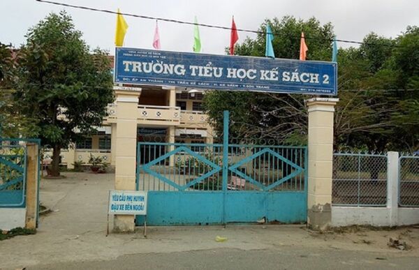 Sờ vùng nhạy cảm của nữ sinh, một thầy giáo bị buộc thôi việc Sờ vùng nhạy cảm của nữ sinh, một thầy giáo bị buộc thôi việc - Sputnik Việt Nam