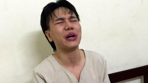 Châu Việt Cường đã khóc và ôm chầm lấy vợ khi cô đến thăm. Anh có một con gái với người vợ hiện tại. - Sputnik Việt Nam