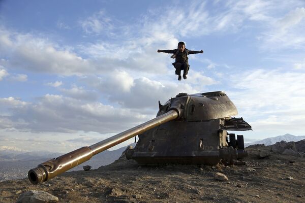 Cậu bé Afghanistan nhảy từ một tháp xe tăng ở vùng ngoại ô Kabul - Sputnik Việt Nam