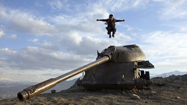 Cậu bé Afghanistan nhảy từ một tháp xe tăng ở vùng ngoại ô Kabul - Sputnik Việt Nam