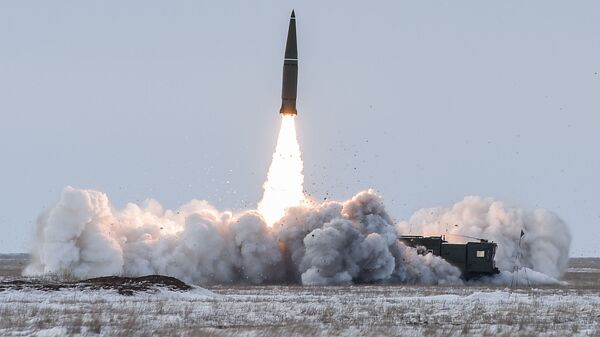 Hệ thống tên lửa đạn đạo chiến thuật Iskander-M phóng tên lửa tại thao trường Kapustin Yar ở vùng Astrakhan - Sputnik Việt Nam