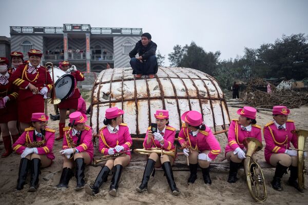 Những người tham gia lễ hội The Dash of the Ocean Gods trên đảo Nanri thuộc tỉnh Phúc Kiến,Trung Quốc - Sputnik Việt Nam