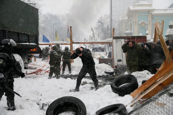 Cảnh sát bắt giữ người biểu tình và phá dỡ  lều trại gần tòa nhà Verkhovnaya Rada ở Kiev, Ukraina - Sputnik Việt Nam