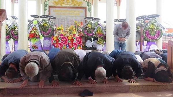 Hình ảnh xúc động khi 30 đại biểu Hàn Quốc đã quỳ gối trước bia tưởng niệm “ Chúng tôi thành thật xin lỗi Việt Nam”. - Sputnik Việt Nam