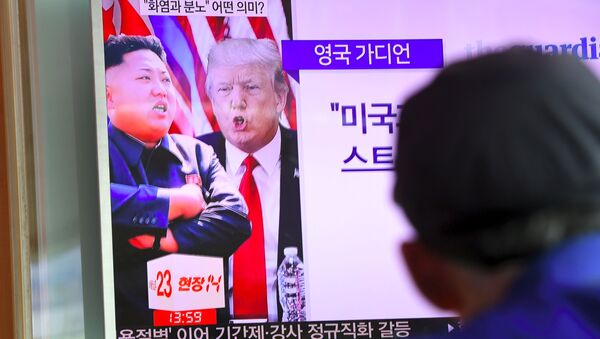 Tổng thống Hoa Kỳ Donald Trump và nhà lãnh đạo Bắc Triều Tiên Kim Jong-un trên màn hình TV - Sputnik Việt Nam