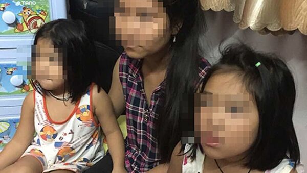 Hai bé gái ở cùng nữ giúp việc khi cảnh sát giải cứu. - Sputnik Việt Nam
