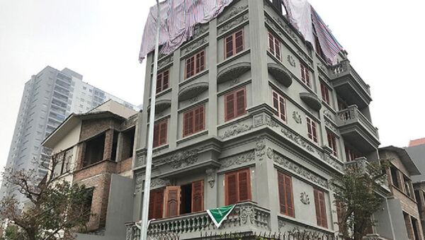 Ngôi biệt thự 5 tầng nổi bật của vợ chồng ông Nguyễn Thanh Hóa ở khu nhà ở biệt thự, liền kề C37 giữa những ngôi biệt thự 3 tầng 1 tum khác - Sputnik Việt Nam