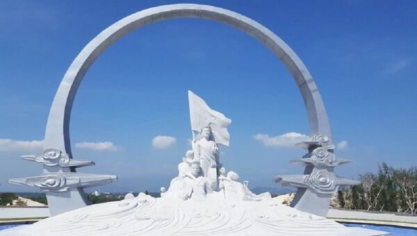 Cụm tượng đài mang biểu tượng vòng tròn bất tử - trái tim của Khu tưởng niệm chiến sĩ Gạc Ma. - Sputnik Việt Nam