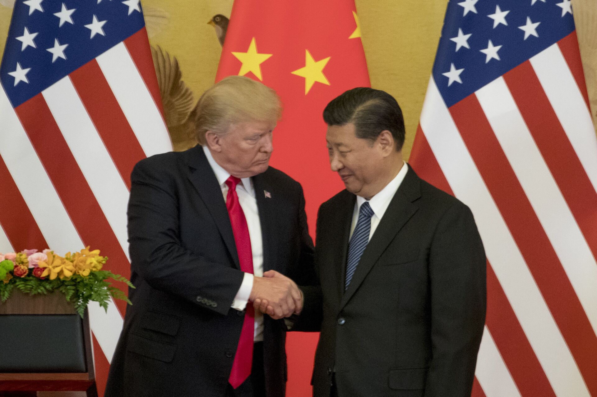 Chủ tịch Trung Quốc Tập Cận Bình  với cựu tổng thống Hoa Kỳ Donald Trump - Sputnik Việt Nam, 1920, 05.10.2021
