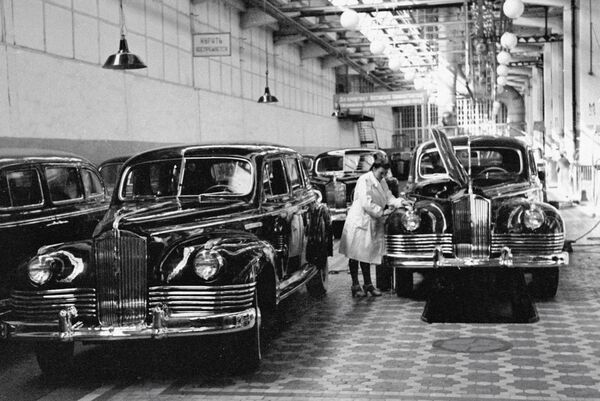 Xe hơi “chính phủ” ZIS-110 loại 7 chỗ.  Sản xuất hàng loạt từ năm 1946 đến năm 1958. - Sputnik Việt Nam