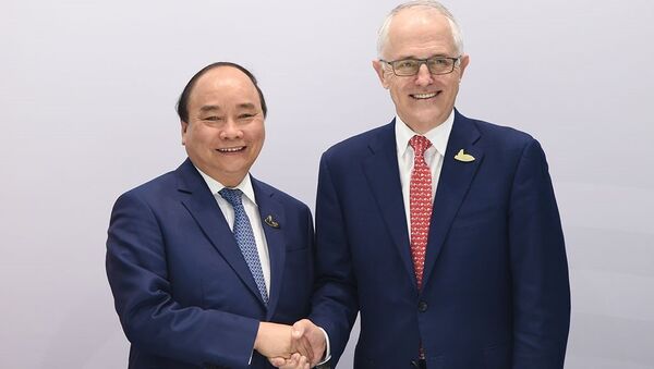 Thủ tướng Nguyễn Xuân Phúc bắt tay với Thủ tướng Úc Malcolm Turnbull - Sputnik Việt Nam