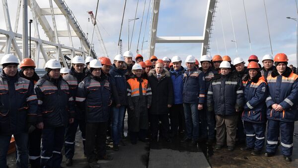 Tổng thống Nga Vladimir Putin đã kiểm tra công tác hoàn thiện phần đường cao tốc của cây cầu Crưm. - Sputnik Việt Nam