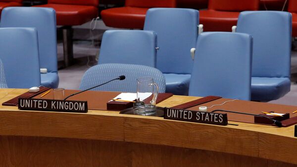 Кресла представителей Великобритании и США во время заседания в  ООН - Sputnik Việt Nam