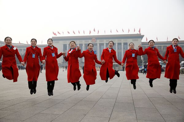 Các nữ tiếp viên tại lễ khai mạc Đại hội đại biểu nhân dân toàn Trung quốc tại Bắc Kinh - Sputnik Việt Nam