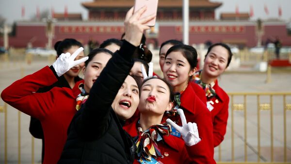 Các cô gái chụp hình tự sướng tại quảng trường Thiên An Môn ở Bắc Kinh - Sputnik Việt Nam