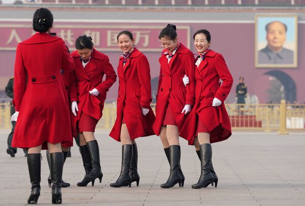 Các nữ tiếp viên đang chụp ảnh trên Quảng trường Thiên An Môn trong lễ khai mạc Đại hội đại biểu nhân dân toàn Trung quốc ở Bắc Kinh - Sputnik Việt Nam