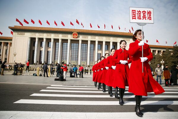 Các nữ tiếp viên tại lễ khai mạc Đại hội đại biểu nhân dân toàn Trung quốc tại Bắc Kinh - Sputnik Việt Nam