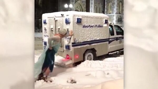 Công chúa Disney đẩy xe cảnh sát ra khỏi tuyết - Sputnik Việt Nam