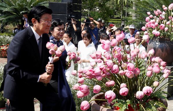 Nguyên Chủ tịch Việt Nam Trương Tấn Sang và phu nhân tham gia lễ tưởng niệm các nạn nhân bị thảm sát 50 năm trước ở Sơn Mỹ, Việt Nam - Sputnik Việt Nam