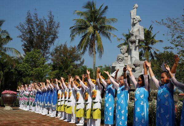 Các em học sinh biểu diễn trong sự kiện tưởng niệm 50 năm vụ thảm sát Sơn Mỹ, Việt Nam - Sputnik Việt Nam