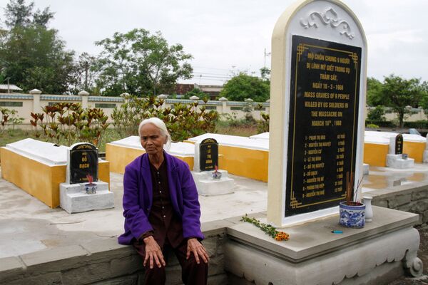 Bà Phạm Thị Thuận, người sống sót trong cuộc thảm sát Sơn Mỹ, bên tấm bia tưởng niệm các nạn nhân bị lính Mỹ giết chết 50 năm trước - Sputnik Việt Nam