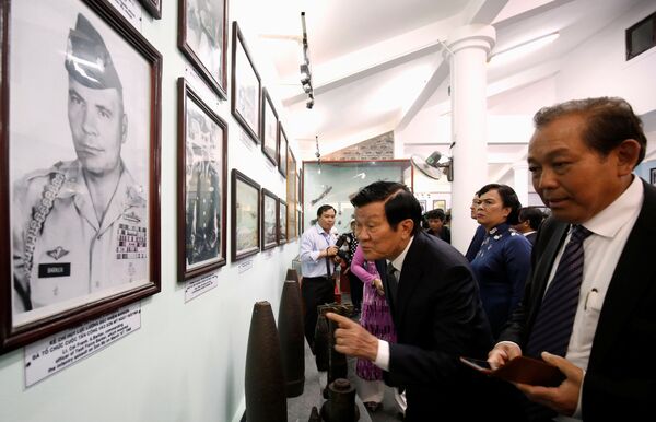 Nguyên Chủ tịch Việt Nam Trương Tấn Sang và Phó Thủ tướng Trương Hòa Bình trong Bảo tàng dành riêng tưởng niệm các nạn nhân của vụ thảm sát Sơn Mỹ, Việt Nam - Sputnik Việt Nam