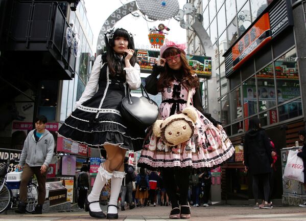 Những người bạn gái Nhật Bản ăn mặc theo lối Fashion Lolita, dựa theo phong cách Victoria, trong khu thương mại Tokyo - Sputnik Việt Nam