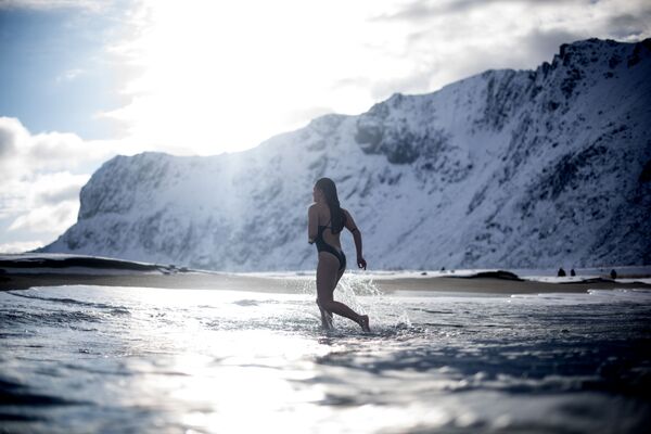 Một cô gái trẻ nhảy xuống nước ở quần đảo Lofoten ở Novegia khi nhiệt độ không khí là -5 C và nhiệt độ nước là +4 C - Sputnik Việt Nam