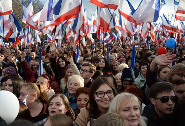 Những người tham gia cuộc biểu tình ở Sevastopol kỷ niệm ngày Crưm sát nhập với Nga - Sputnik Việt Nam
